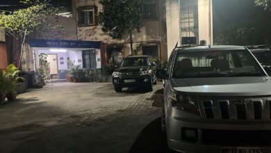 पुण्यात उदय सामंत यांच्या गाडीवर शिवसैनिकांचा हल्ला