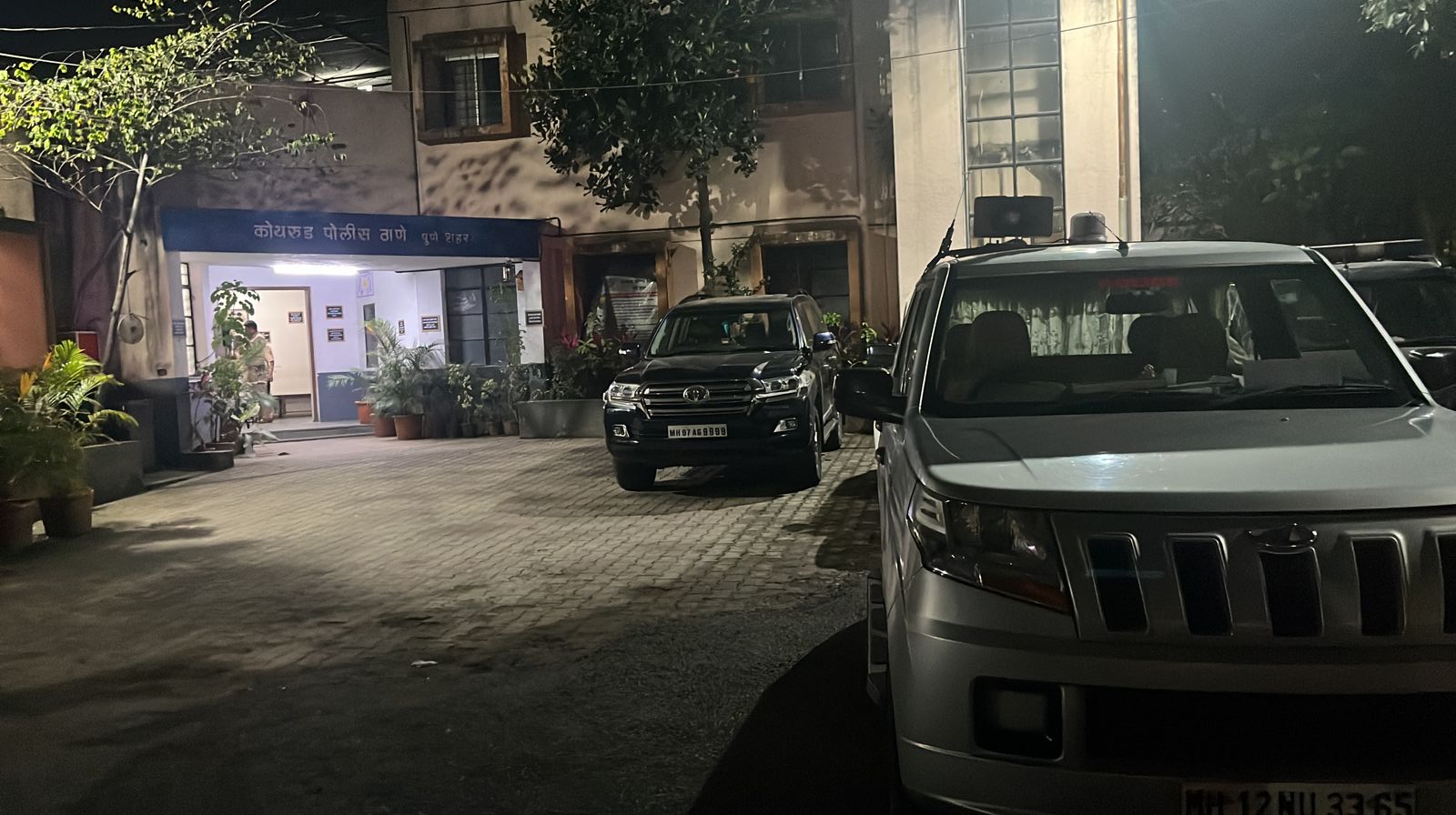 पुण्यात उदय सामंत यांच्या गाडीवर शिवसैनिकांचा हल्ला