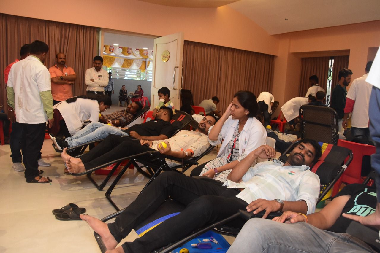 आजादी का अमृत महोत्सवानिमित्त कोथरूडमधील शेकडो तरुणांचे रक्तदान ; श्रीमानयोगी प्रतिष्ठानचा उपक्रम