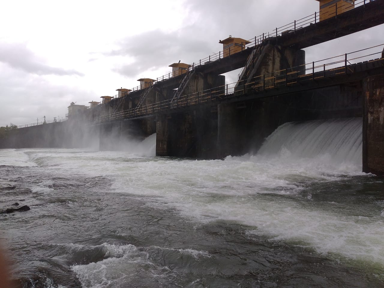 नदी पात्रातील रस्ता वाहतुकीसाठी पुन्हा बंद, खडकवासला धरणातून पाण्याचा विसर्ग वाढवला… नदी पात्रातील रस्ता वाहतुकीसाठी पुन्हा बंद, खडकवासला धरणातून पाण्याचा विसर्ग वाढवला…
