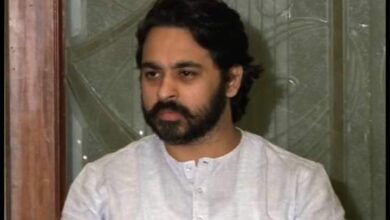 उद्धव ठाकरेंना फटके द्यायला पाहिजेत : निलेश राणे