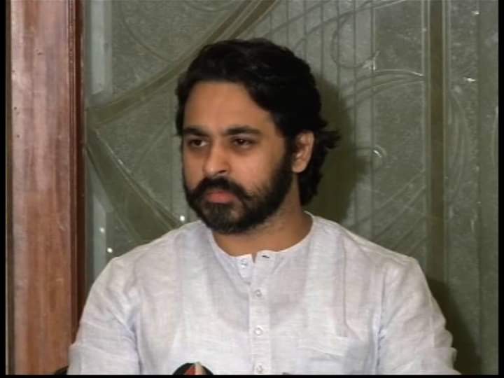 उद्धव ठाकरेंना फटके द्यायला पाहिजेत : निलेश राणे उद्धव ठाकरेंना फटके द्यायला पाहिजेत : निलेश राणे