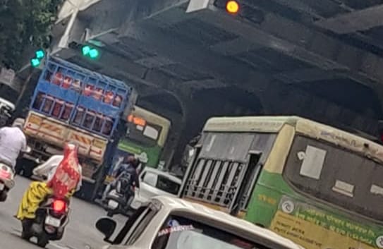 कर्वे रस्त्यावरील नळस्टॉप चौकातील उड्डाणपुलावर भीषण अपघात; दुचाकीस्वार तरुणाचा मृत्यू