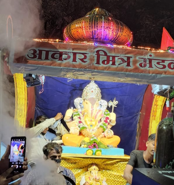 डहाणूकर कॉलनीतील आकार मित्र मंडळाने भव्य मिरवणूक काढत दिला बाप्पाला निरोप..