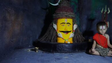 कोथरूड, कर्वेनगरमध्ये देखावे पाहण्यासाठी भर पावसातही नागरिकांची गर्दी