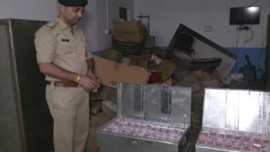 दोन हजाराच्या ‘रिझर्व्ह बँक’ऐवजी ‘रिव्हर्स बँक’ने छापलेल्या 25 कोटी मूल्याच्या नोटा जप्त