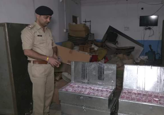 दोन हजाराच्या ‘रिझर्व्ह बँक’ऐवजी ‘रिव्हर्स बँक’ने छापलेल्या 25 कोटी मूल्याच्या नोटा जप्त