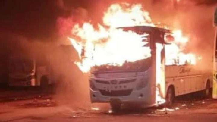 पणती लावून बसमध्येच झोपलेल्या ड्रायव्हर-कंडक्टरचा होरपळून मृत्यू