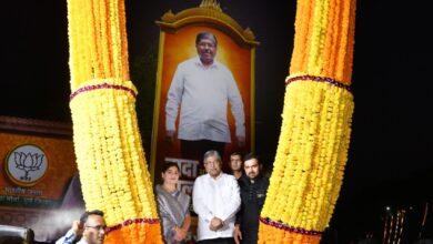 पालकमंत्री चंद्रकांत पाटील यांचा किरण दगडे पाटील यांच्याकडून भव्य कट आऊट उभारून 300 किलोच्या पुष्पहाराने स्वागत व सत्कार