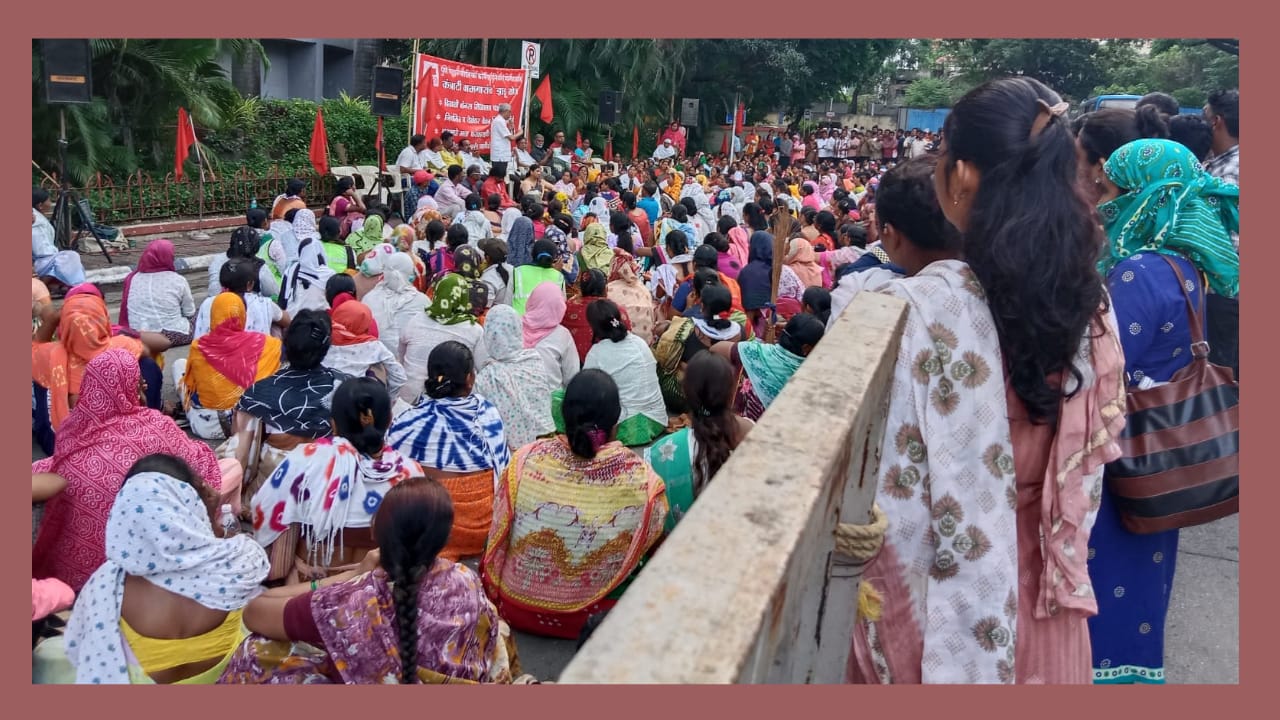 पुणे महानगरपालिकेवर कामगार युनियनचा ‘आक्रोश झाडू मोर्चा ‘