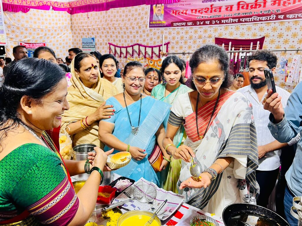 वारजेत महिलांनी बनवलेल्या गृहउपयोगी वस्तूंचे भव्य प्रदर्शन व विक्री महोत्सवाला उत्स्फूर्त प्रतिसाद Img 20221018 wa0316