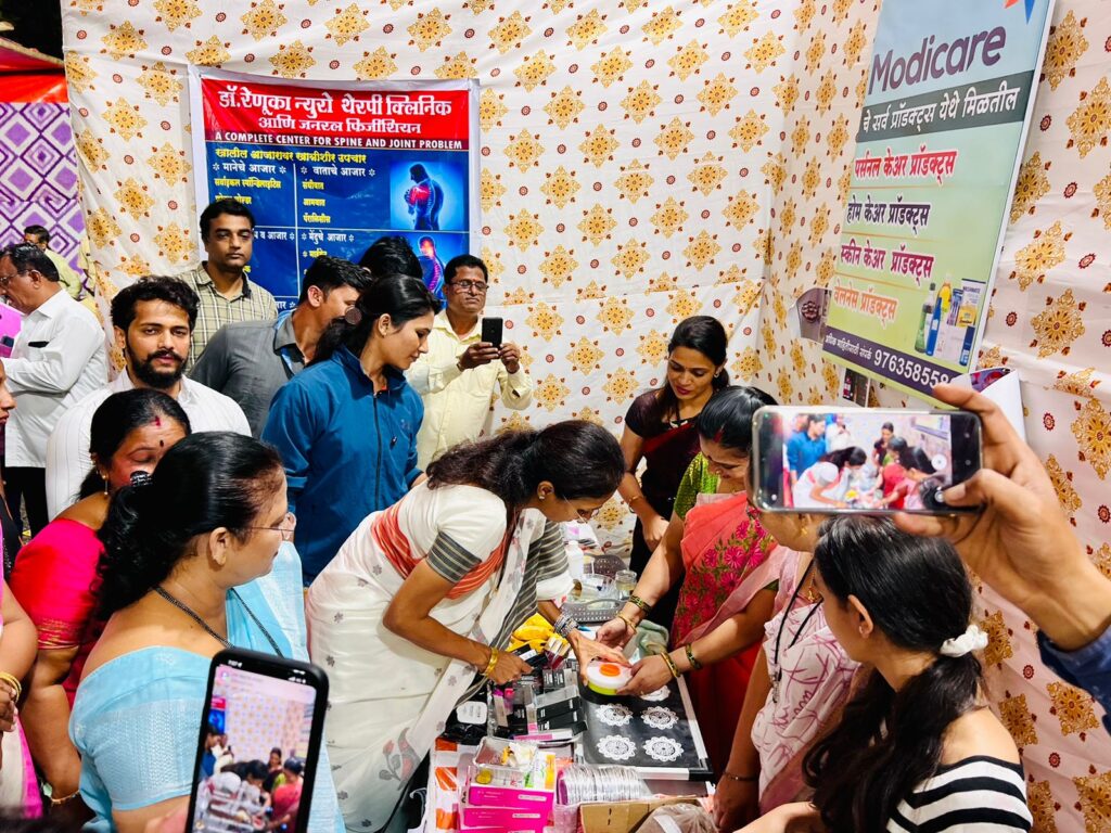 वारजेत महिलांनी बनवलेल्या गृहउपयोगी वस्तूंचे भव्य प्रदर्शन व विक्री महोत्सवाला उत्स्फूर्त प्रतिसाद Img 20221018 wa0318