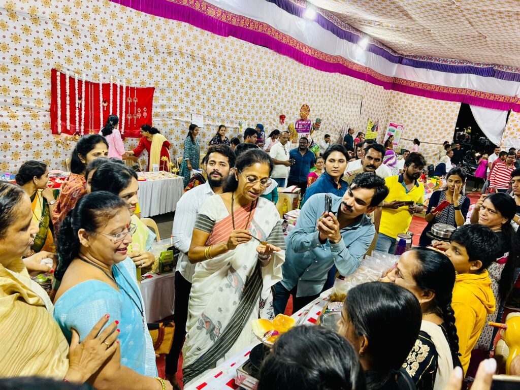 वारजेत महिलांनी बनवलेल्या गृहउपयोगी वस्तूंचे भव्य प्रदर्शन व विक्री महोत्सवाला उत्स्फूर्त प्रतिसाद Img 20221018 wa0329