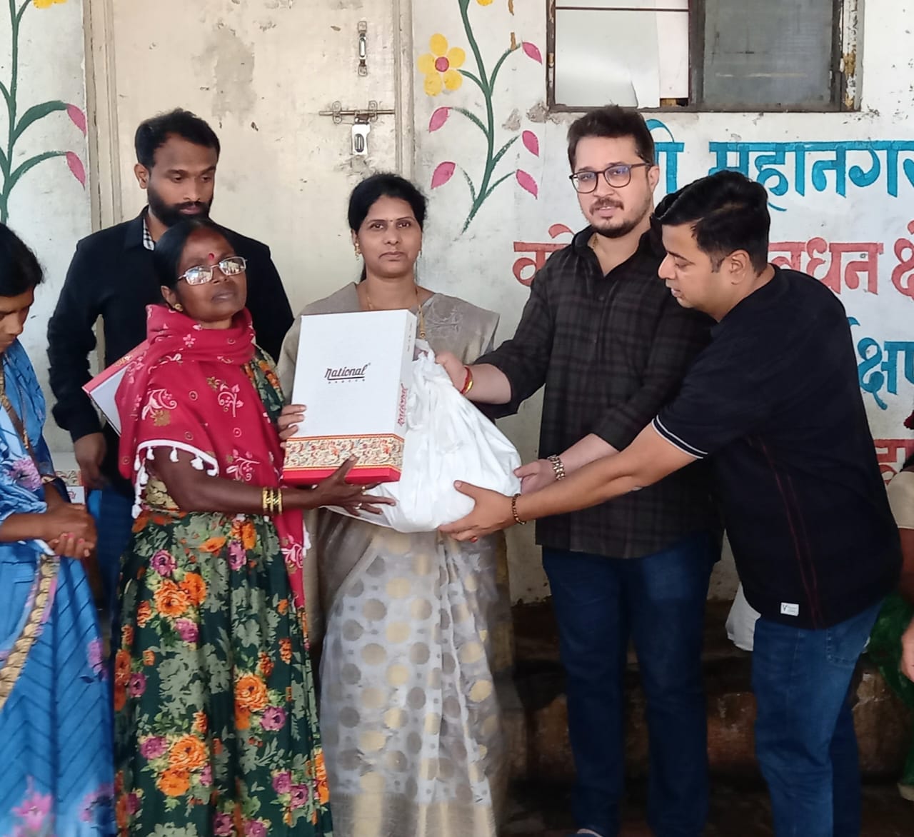 दिवा प्रतिष्ठान आणि हर्षवर्धन मानकर यांच्याकडून सफाई कर्मचाऱ्यांना दिवाळी सरंजाम भेट