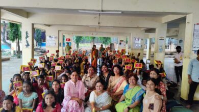 देवाशिष फाउंडेशन व ओवी बचत गटातर्फे वनाज परिवार हायस्कूलमध्ये विद्यार्थ्यांना दिवाळी फराळ वाटप