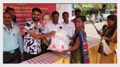 महागाईच्या काळात सर्वसामान्यांची दिवाळी सुकर करण्यासाठी शंकर केमसे यांच्यावतीने दिवाळी सरंजाम किटचे वाटप