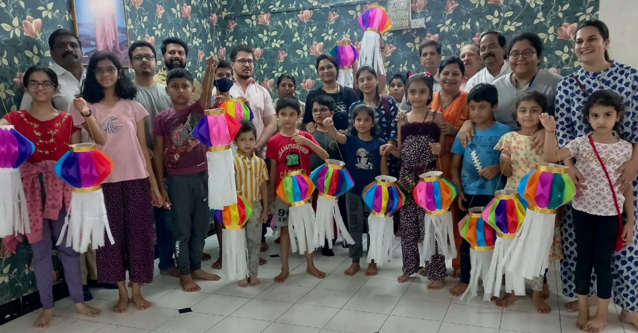 दीवा प्रतिष्ठान आणि स्ट्रोक फाउंडेशन यांच्यावतीने लहान मुलांसाठी आकाशकंदील बनविण्याची कार्यशाळा दीवा प्रतिष्ठान आणि स्ट्रोक फाउंडेशन यांच्यावतीने लहान मुलांसाठी आकाशकंदील बनविण्याची कार्यशाळा