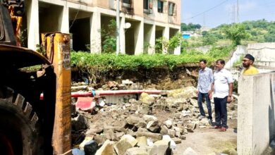 रस्त्यावर कोसळलेली सिमाभिंत किरण बारटक्के यांच्या पाठपुराव्याने हटली ; नागरिकांची गैरसोय दूर..