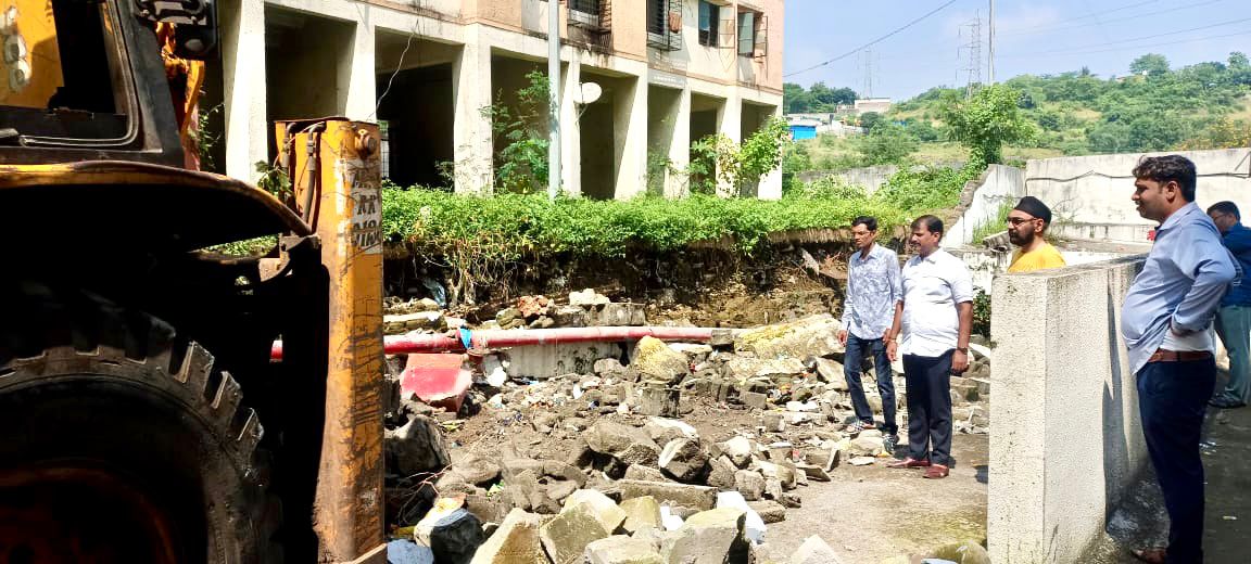 रस्त्यावर कोसळलेली सिमाभिंत किरण बारटक्के यांच्या पाठपुराव्याने हटली ; नागरिकांची गैरसोय दूर..