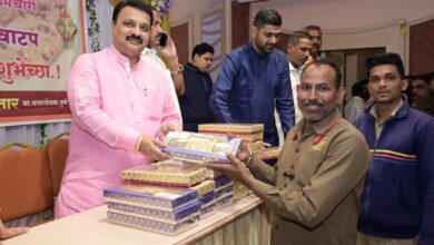 महापालिका कर्मचाऱ्यांसाठी दिवाळी फराळ ; शिवसेना गटनेते पृथ्वीराज सुतार यांचा सलग सोळा वर्षांपासूनचा स्तुत्य उपक्रम