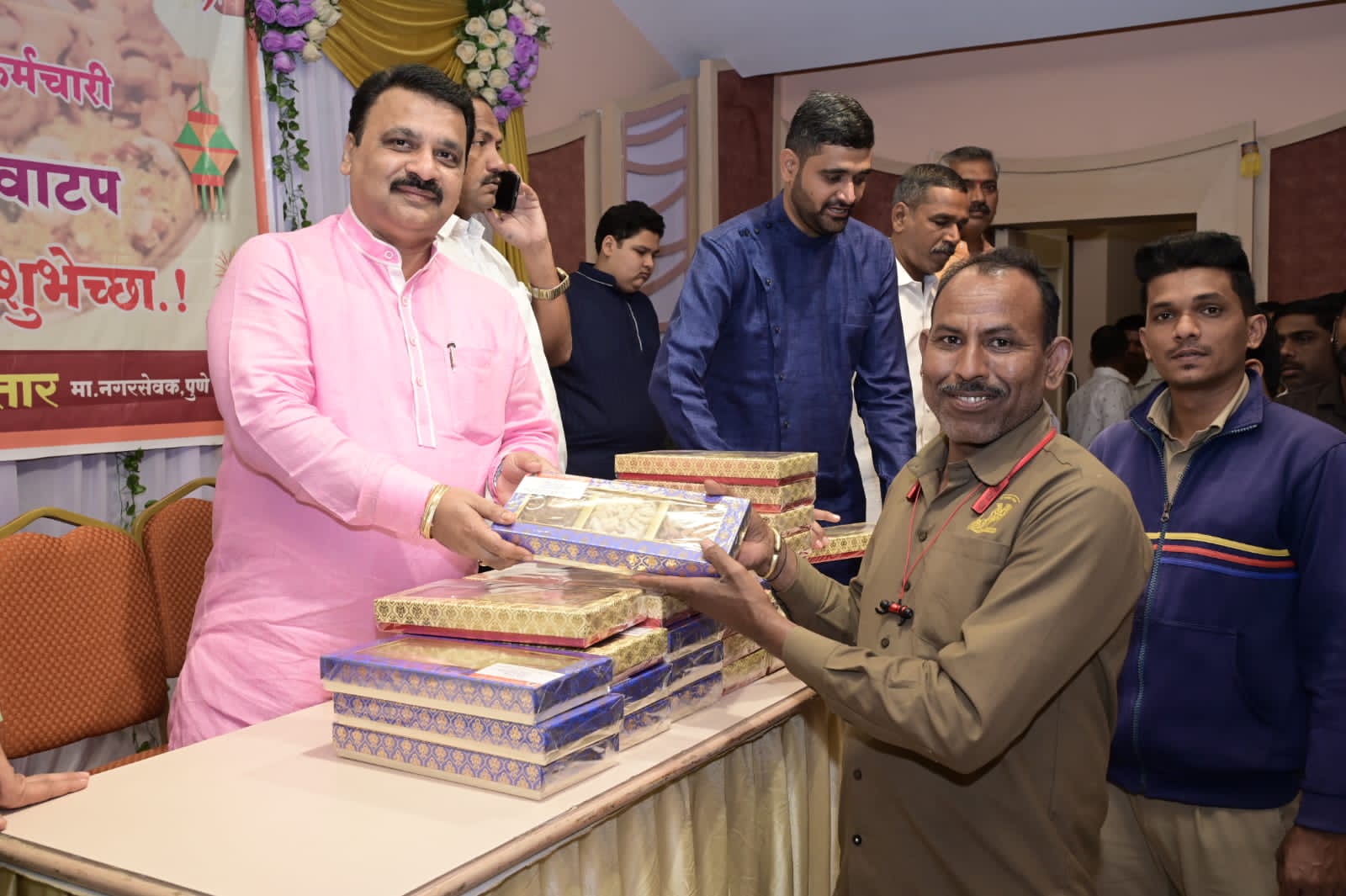 महापालिका कर्मचाऱ्यांसाठी दिवाळी फराळ ; शिवसेना गटनेते पृथ्वीराज सुतार यांचा सलग सोळा वर्षांपासूनचा स्तुत्य उपक्रम
