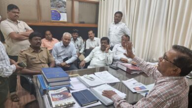 वारजेत माई मंगेशकर हॉस्पिटल समोरील सर्व्हिस रस्त्यावर खडी पसरल्याने अपघात ; दोन दिवसात डांबरीकरण करा : बाबा धुमाळ