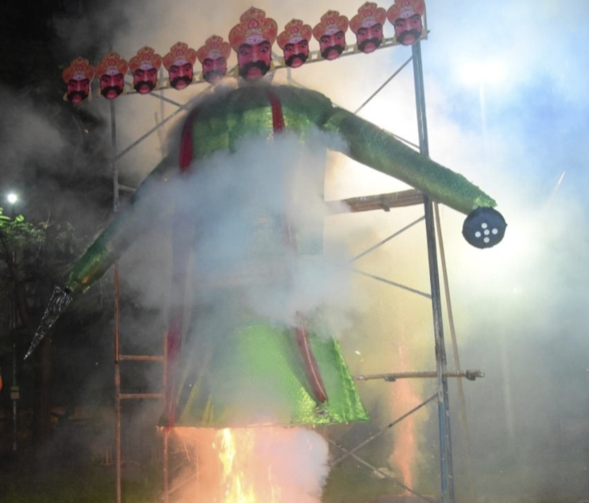 हनुमान चालीसाचे पठण करून मनसेकडून रावण दहन ; कोथरूडमध्ये हजारो नागरिकांची सहकुटुंब अलोट गर्दी हनुमान चालीसाचे पठण करून मनसेकडून रावण दहन ; कोथरूडमध्ये हजारो नागरिकांची सहकुटुंब अलोट गर्दी