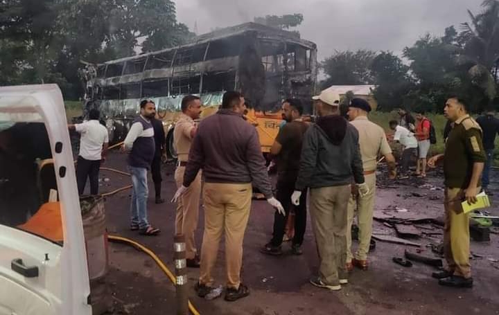 नाशिकमध्ये खासगी बसला आग लागून ११ जणांचा मृत्यू