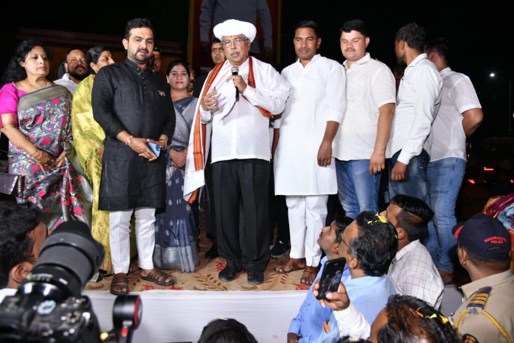 पालकमंत्री चंद्रकांत पाटील यांचा किरण दगडे पाटील यांच्याकडून भव्य कट आऊट उभारून 300 किलोच्या पुष्पहाराने स्वागत व सत्कार Img 20221002 wa00188201722314196959377