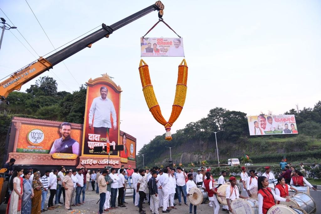 पालकमंत्री चंद्रकांत पाटील यांचा किरण दगडे पाटील यांच्याकडून भव्य कट आऊट उभारून 300 किलोच्या पुष्पहाराने स्वागत व सत्कार Img 20221002 wa00198714278699285856172