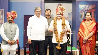 कोथरूड आमदार नाटय महोत्सवात प्रशांत दामले यांचा अनोख्या पद्धतीने सत्कार