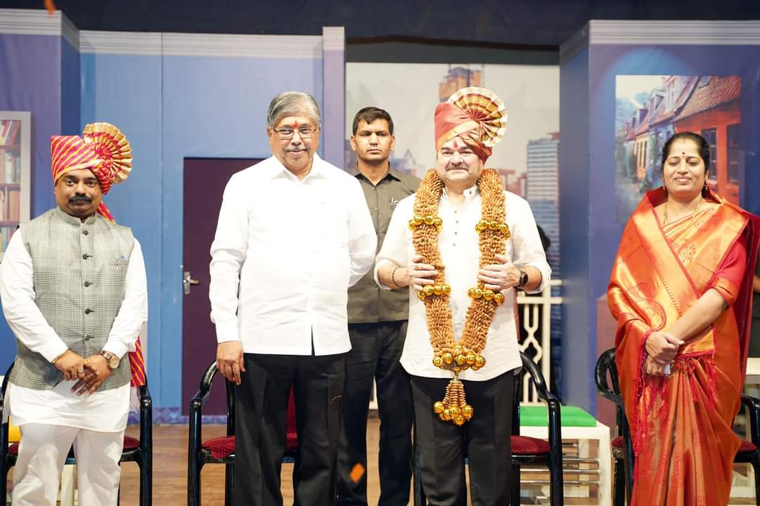 कोथरूड आमदार नाटय महोत्सवात प्रशांत दामले यांचा अनोख्या पद्धतीने सत्कार