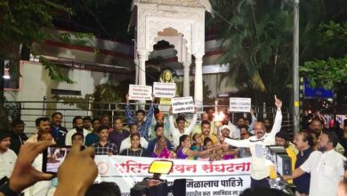पतित पावन संघटनेच्या वतीने मशाली पेटवून दिल्ली हत्याकांडाचा निषेध