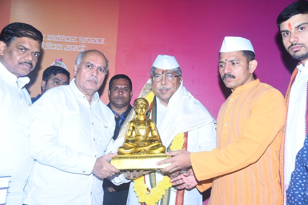 आळंदी विकास आराखड्यातील पहिल्या टप्प्यासाठी २५ कोटी देणार-पालकमंत्री चंद्रकांत पाटील आळंदी विकास आराखड्यातील पहिल्या टप्प्यासाठी २५ कोटी देणार-पालकमंत्री चंद्रकांत पाटील