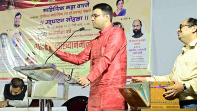 शाळेत सांताक्लॉज आणला जातो तसा हजारो वर्षे परंपरा असलेला वासुदेव का आणला जात नाही : डॉ. भावार्थ देखणे
