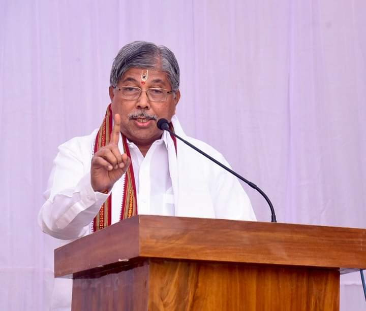 चंद्रकांत पाटील यांचं वक्तव्य, म्हणाले, या महापुरुषांनी शाळांसाठी भीक मागितली चंद्रकांत पाटील यांचं वक्तव्य, म्हणाले, या महापुरुषांनी शाळांसाठी भीक मागितली