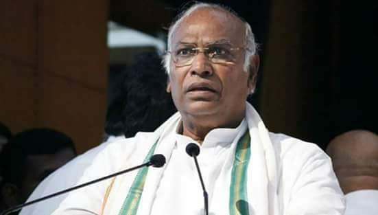 “आम्ही देशासाठी बलिदान दिलं, तुमचा कुत्रा तरी मेला का?”, मल्लिकार्जुन खरगेंचा भाजपवर हल्लाबोल “आम्ही देशासाठी बलिदान दिलं, तुमचा कुत्रा तरी मेला का? ”, मल्लिकार्जुन खरगेंचा भाजपवर हल्लाबोल