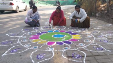 रस्त्याच्या कडेने कचरा पडू नये यासाठी कोथरूडमधील कंत्राटी सफाई कर्मचारी महिलांचा अनोखा उपक्रम..