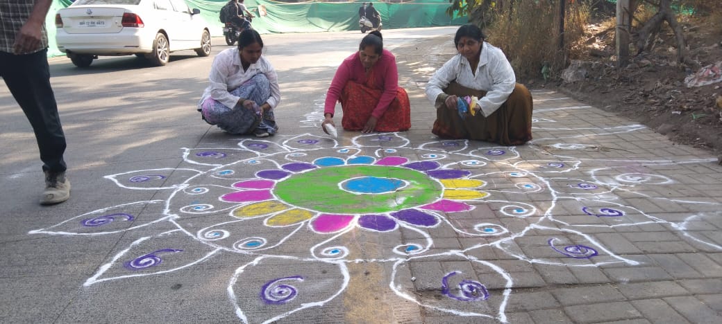 रस्त्याच्या कडेने कचरा पडू नये यासाठी कोथरूडमधील कंत्राटी सफाई कर्मचारी महिलांचा अनोखा उपक्रम..