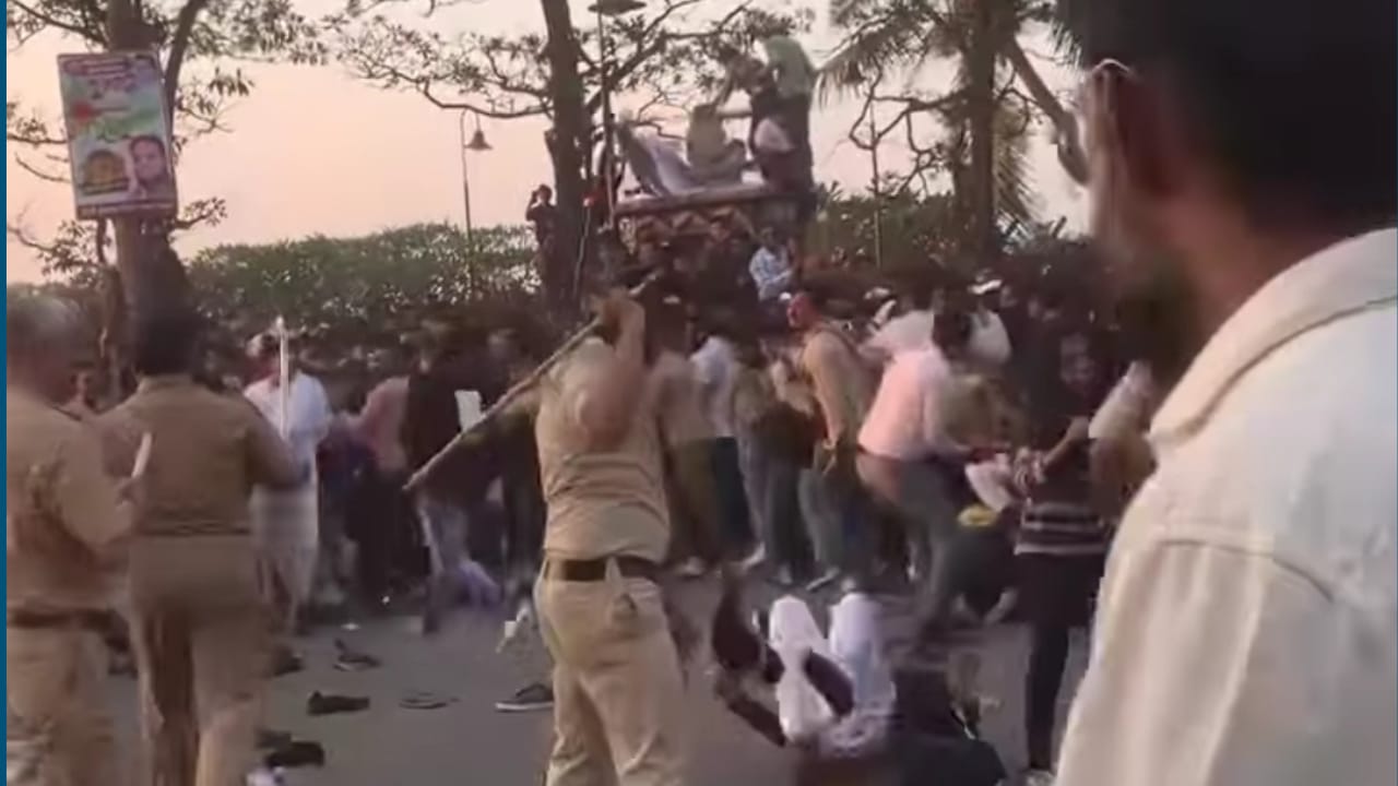 सलमान खानला पाहण्यासाठी आलेल्या गर्दीवर पोलिसांचा लाठी चार्ज : पहा व्हिडिओ