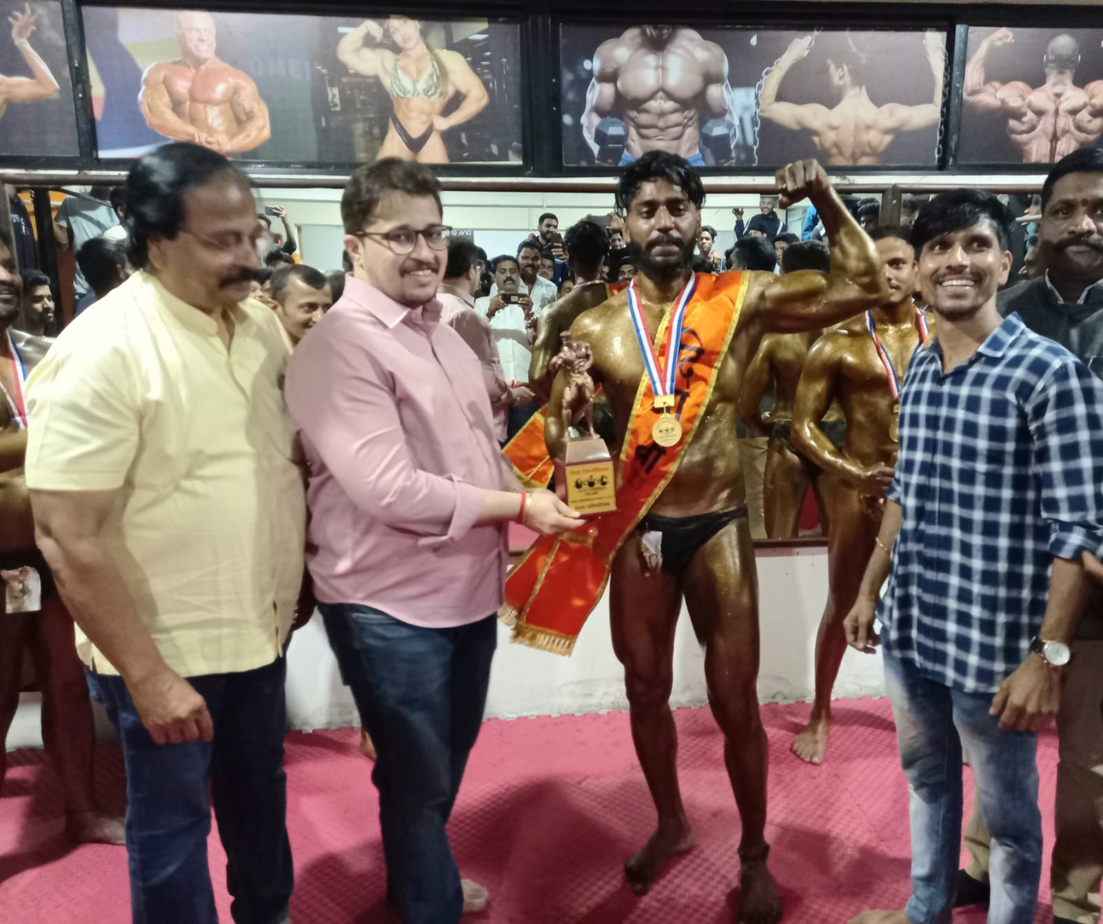 दिवा जिम्नॅशियमतर्फे आयोजित शरीर सौष्ठव स्पर्धेत बाळा भिवडेने “दीवा श्री” मान पटकाविला.