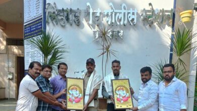धाडसी पोलीस अधिकाऱ्यांचा राष्ट्रवादी युवक तर्फे सन्मान