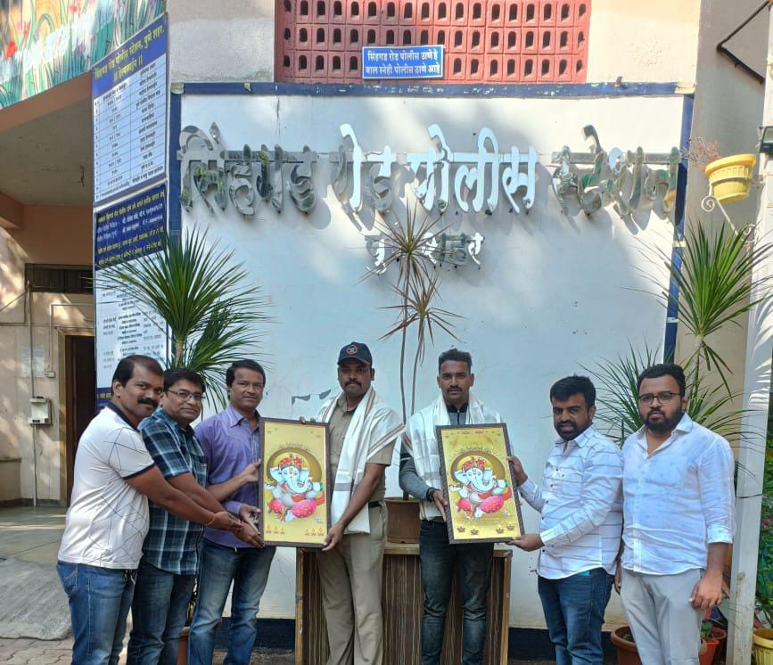 धाडसी पोलीस अधिकाऱ्यांचा राष्ट्रवादी युवक तर्फे सन्मान