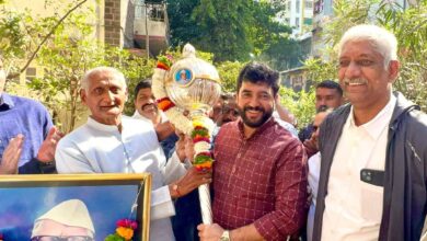 महाराष्ट्र केसरी विजेत्यास देण्यात येणारी गदा संयोजक मुरलीधर मोहोळ यांनी स्वीकारली.