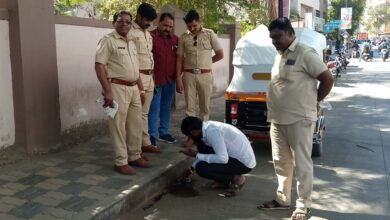 कोथरूडमध्ये रस्त्यावर थुंकणाऱ्यांकडूनच धुवून घेतले रस्ते