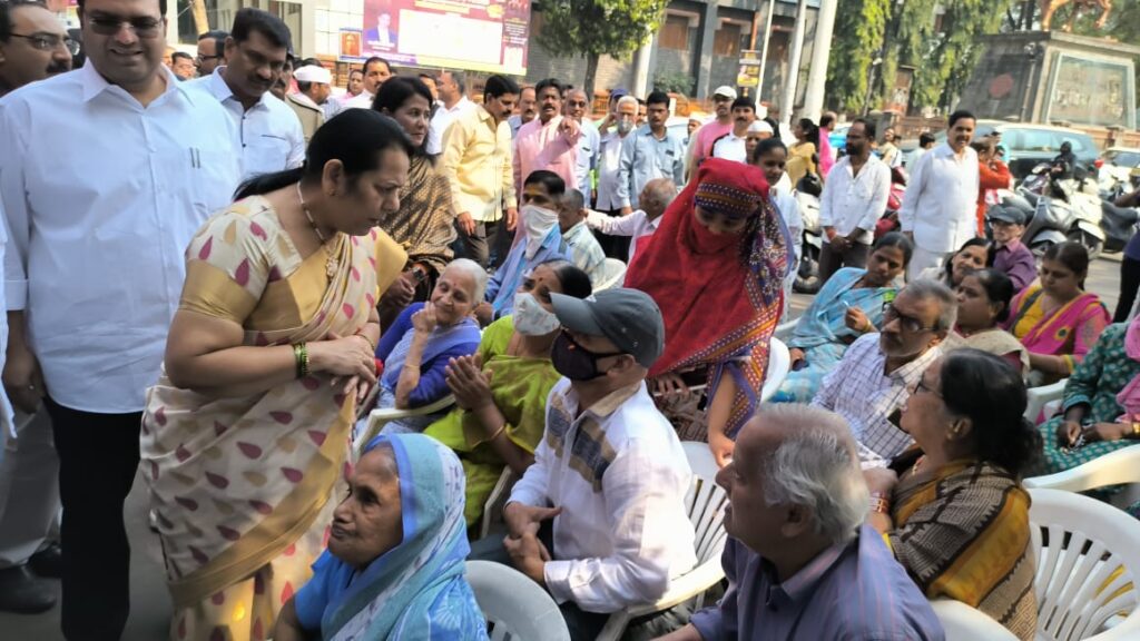 कोथरूडमध्ये महाआरोग्य शिबिरात सहभागी झालेल्या ११३ रुग्णांची होणार शस्त्रक्रिया Img 20230123 wa0020