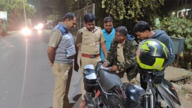 महामार्गाच्या कडेने रात्रीच्या वेळी कचरा टाकणाऱ्यांना दणका ; लपून बसून कचरा टाकणाऱ्यांना पकडले