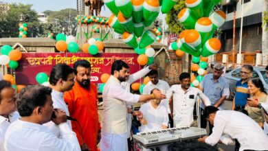 कोथरूडमध्ये दिव्यांगांच्या हस्ते ध्वजारोहण व छत्रपती शिवाजी महाराजांच्या स्मारकाची आरती