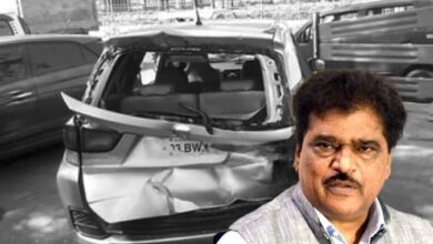 माजी आरोग्यमंत्री दीपक सावंतांच्या गाडीला अपघात; डंपरने दिली धडक