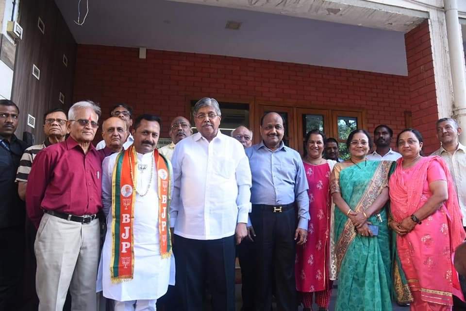 कसब्यात प्रचारात रंगत वाढली, चंद्रकांत पाटील यांचा घरोघरी प्रचार कसब्यात प्रचारात रंगत वाढली, चंद्रकांत पाटील यांचा घरोघरी प्रचार